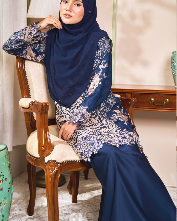 Baju Kurung Moden Batik Sulam Sultanah 10.0 - Kuntum Navy Blue - Image 3