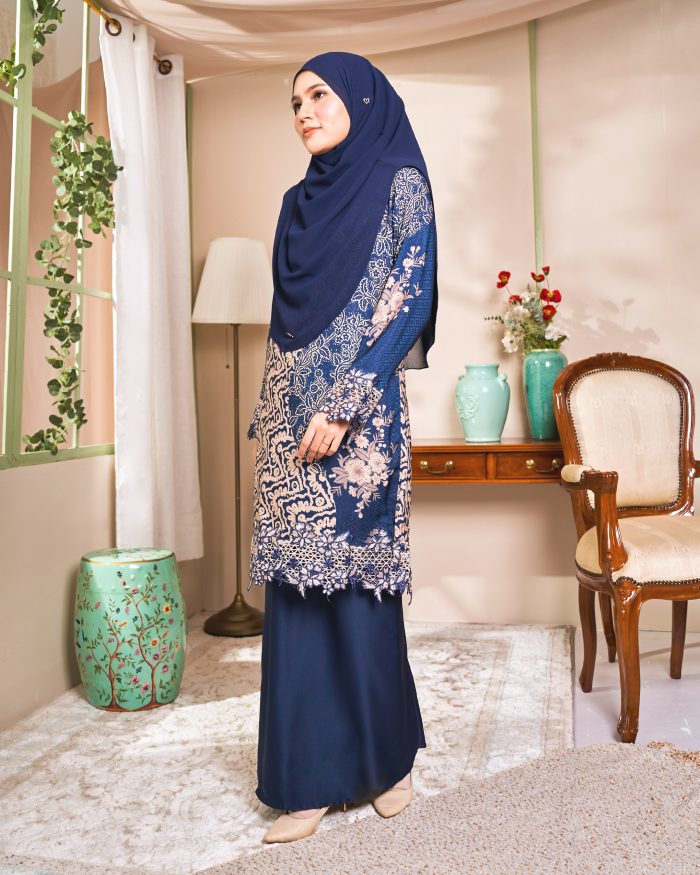 Baju Kurung Moden Batik Sulam Sultanah 10.0 - Kuntum Navy Blue - Image 2