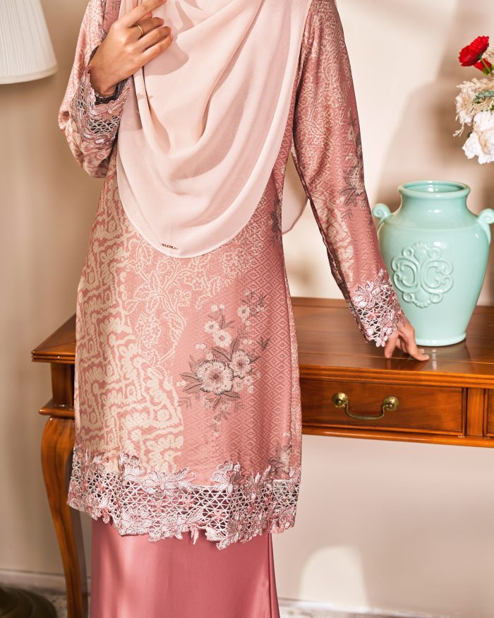 Baju Kurung Moden Batik Sulam Sultanah 10.0 - Kuntum Peachy Pink - Image 3