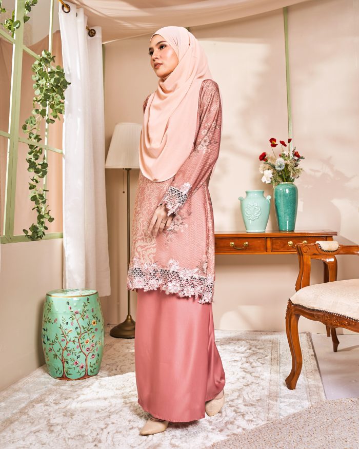 Baju Kurung Moden Batik Sulam Sultanah 10.0 - Kuntum Peachy Pink - Image 2