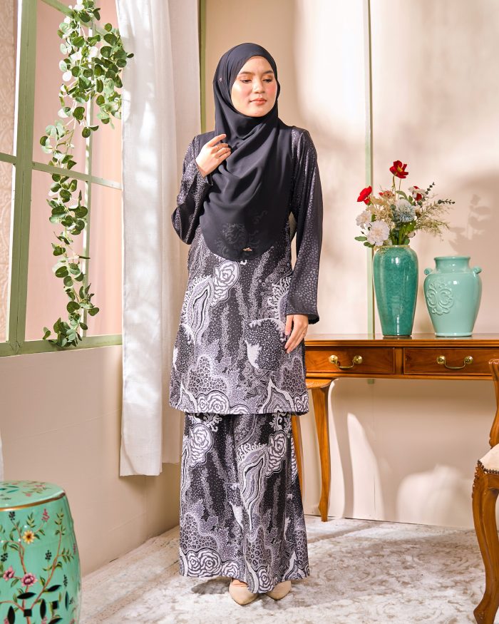 Baju Kurung Moden Batik Sultanah 6.0 - Lestari Jade Black - Image 2