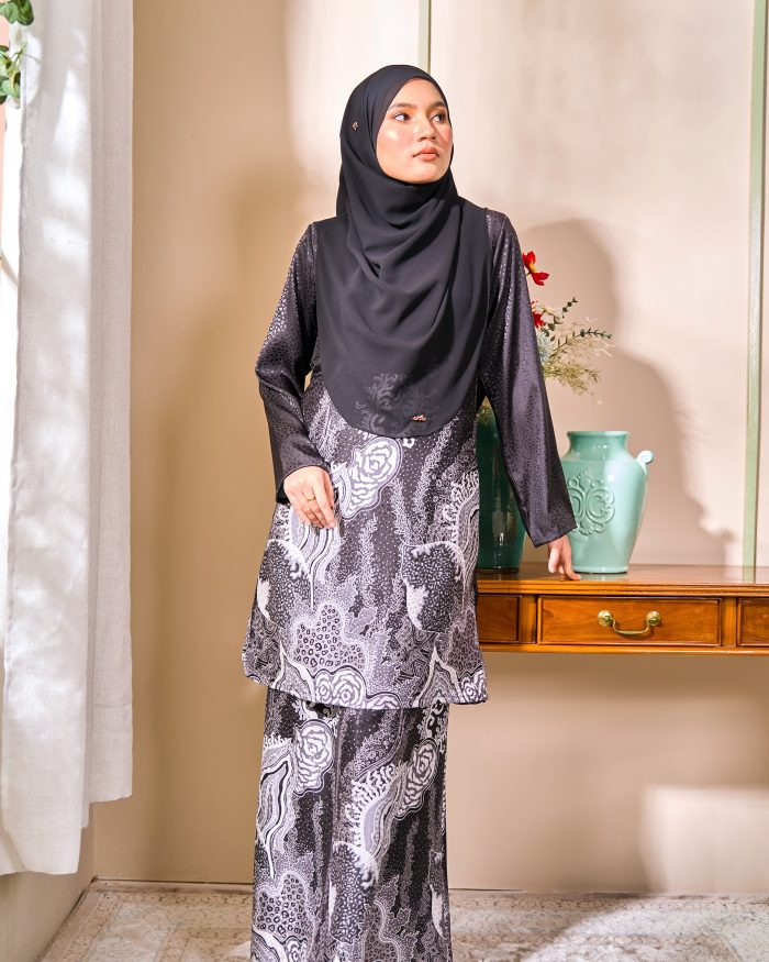 Baju Kurung Moden Batik Sultanah 6.0 - Lestari Jade Black - Image 3