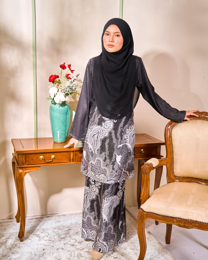 Baju Kurung Moden Batik Sultanah 6.0 - Lestari Jade Black - Image 4