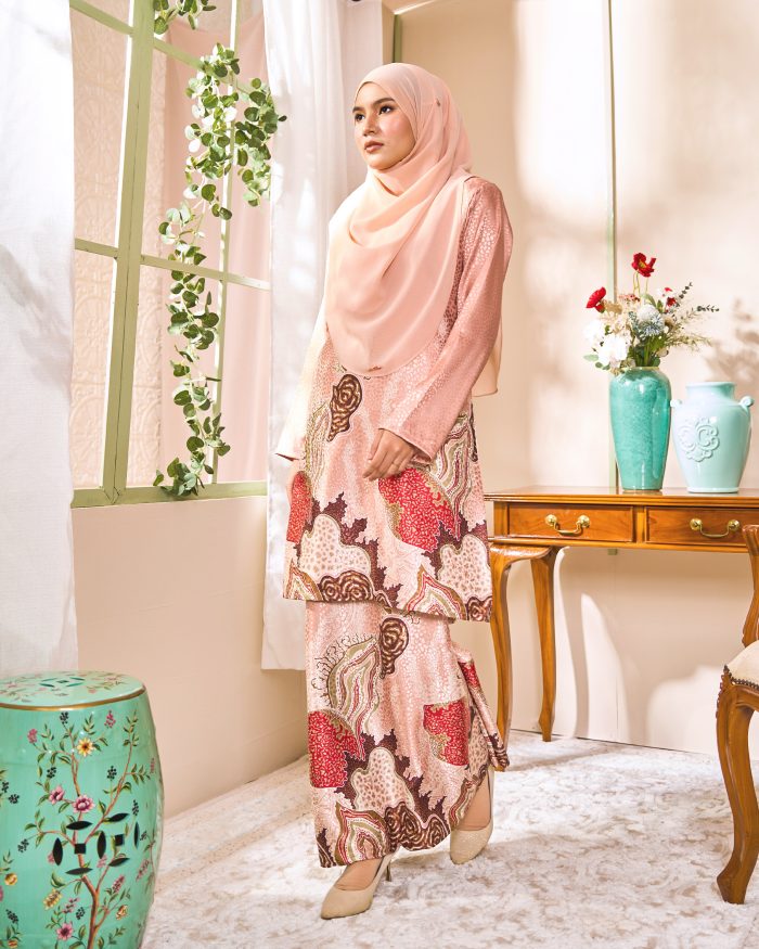 Baju Kurung Moden Batik Sultanah 6.0 - Lestari Pastel Peach - Image 2