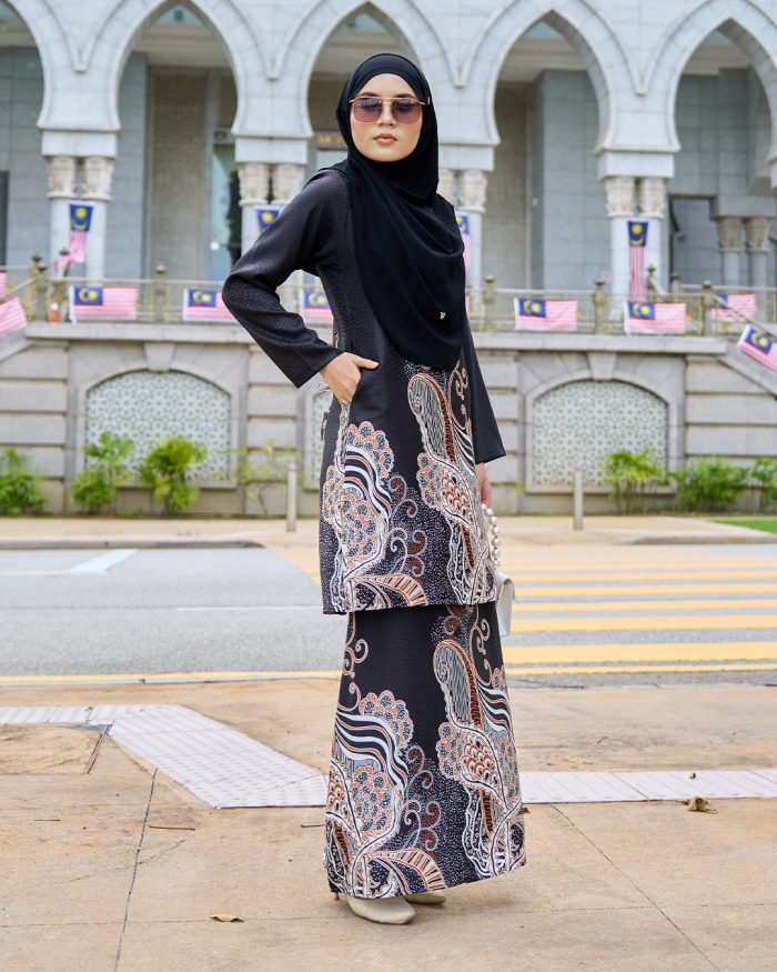 Baju Kurung Moden Batik Sultanah 11.0 - Bakti Black - Image 3