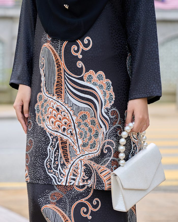 Baju Kurung Moden Batik Sultanah 11.0 - Bakti Black - Image 4