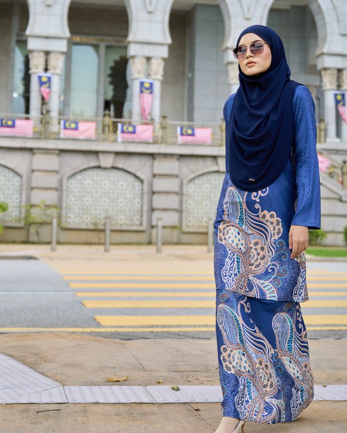 Baju Kurung Moden Batik Sultanah 11.0 - Bakti Navy Blue - Image 4