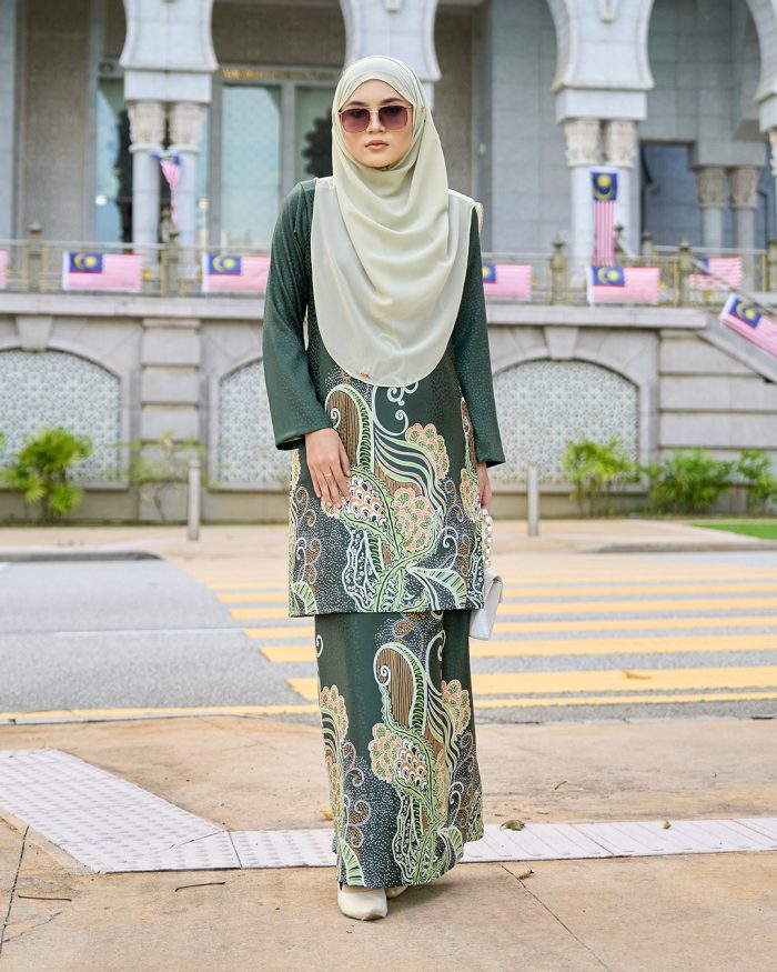 Baju Kurung Moden Batik Sultanah 11.0 - Bakti Seaweed Green - Image 2