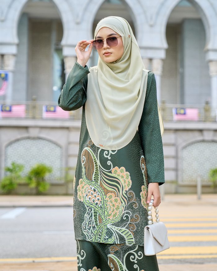 Baju Kurung Moden Batik Sultanah 11.0 - Bakti Seaweed Green - Image 3
