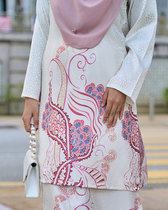 Baju Kurung Moden Batik Sultanah 11.0 - Bakti White Puce - Image 4