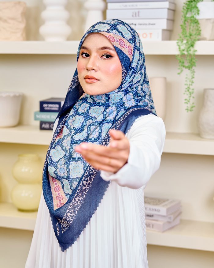 Valily Tudung Bawal Cotton Voile Essaouira - Yara Indigo