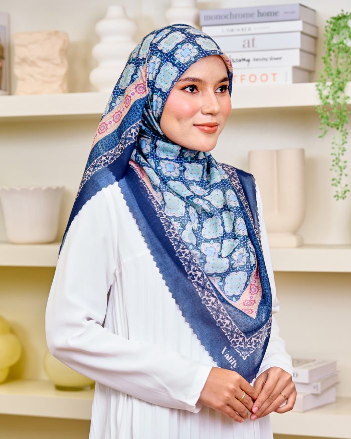 Valily Tudung Bawal Cotton Voile Essaouira - Yara Indigo - Image 3