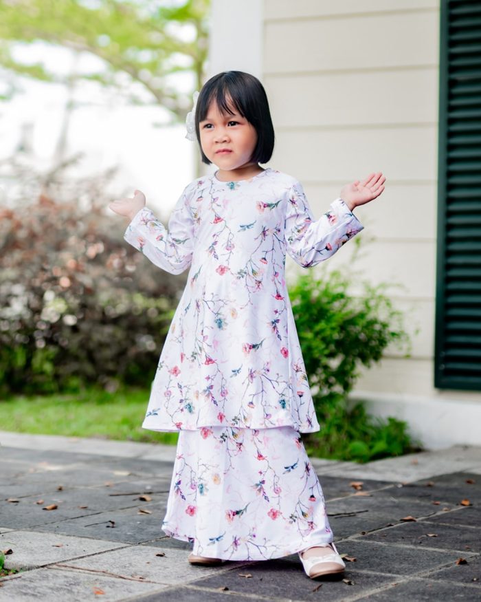 Baju Kurung Pahang Laura Printed Kids - Kesuma Snow - Image 2